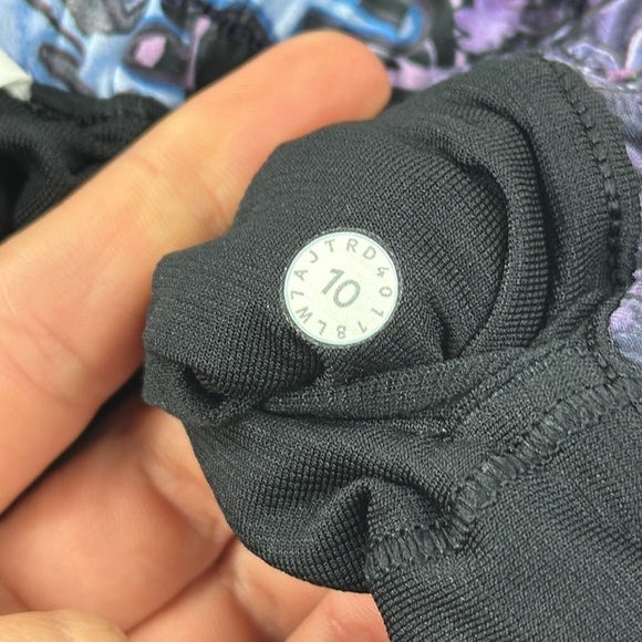 Lululemon Hotty Hot Short II *2.5" Memoir Multi Purple / Black - Picture 3 of 4